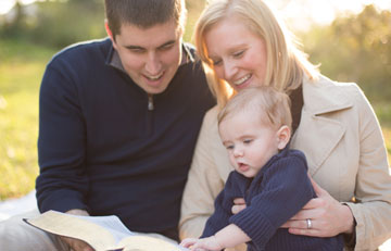 photo-couple-with-baby